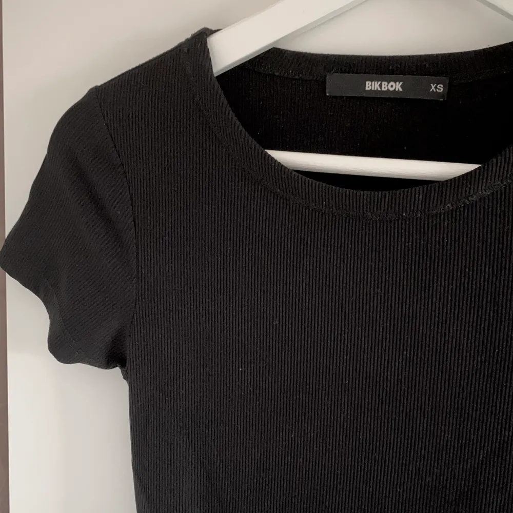 Stretchig, svart långklänning med slits från BikBok. Skönt material och passar till det mesta. Fin att ha till nyår!! Säljer då den inte längre kommer till användning.  Storlek: XS   Pris: 80kr. Klänningar.