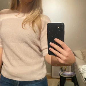 Kashmir tröja  - Ljusrosa Kashmirtröja med kortare ärmar. Använd men i bra skick köpt för 700kr på hm