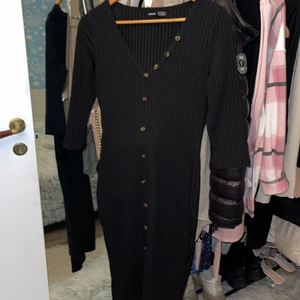 Klänning  - Säljer denna klänning från SHEIN. Oanvänd storlek 38