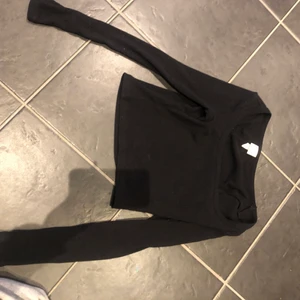 Fin tröja - En fin u ringad tröja från h&m, kom priv för fler bilder🥰