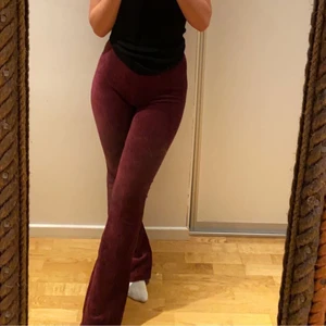 Röda utsvängda byxor i manchester  - Vinröda manchesterbyxor i storlek 164 (XS-S).