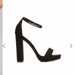 klacksor i storlek 35 - jättefin klackskor köpte tyvärr fel storlek, kartong medföljer! 