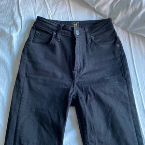 Jenas  - Säljer nu mina lee jeans, hör av er om ni har frågor eller annat 💕/priset kan sänkas  original pris: 1000kr 