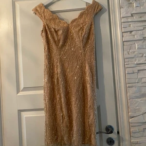 En fin guld beige klänning  - Endast använd ett par timmar,priset kan diskuteras 