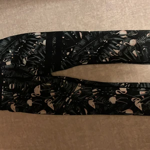 Stronger tights - Ett par tränings tights ifrån stronger i storlek M andvända kanske 3-4 gånger men väldigt bra skick