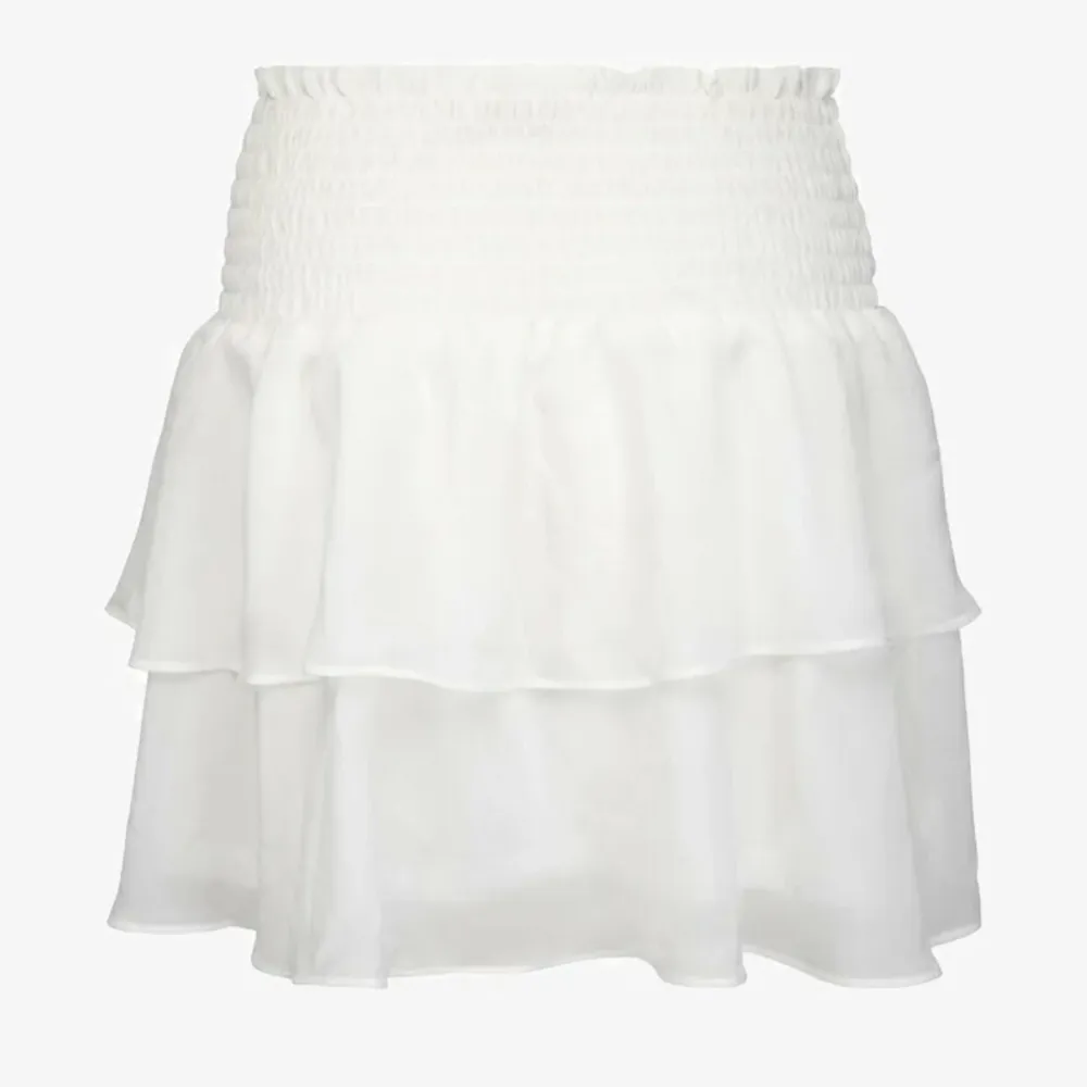 Säljer min skit snygga vita kjol från vero moda⚡️säljer pågrund av att den inte kommer till användning men i fint skick! Börjar sälja för 100 kr inkl frakt men en budgivning ⚡️är storlek M men S funkar också! . Kjolar.