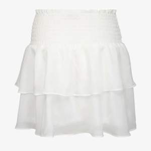 Säljer min skit snygga vita kjol från vero moda⚡️säljer pågrund av att den inte kommer till användning men i fint skick! Börjar sälja för 100 kr inkl frakt men en budgivning ⚡️är storlek M men S funkar också! 