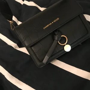 Väska - Vanlig svart väska med 3 fickor innut i. Får plats med mycket saker i väskan☺️Aldrig använd