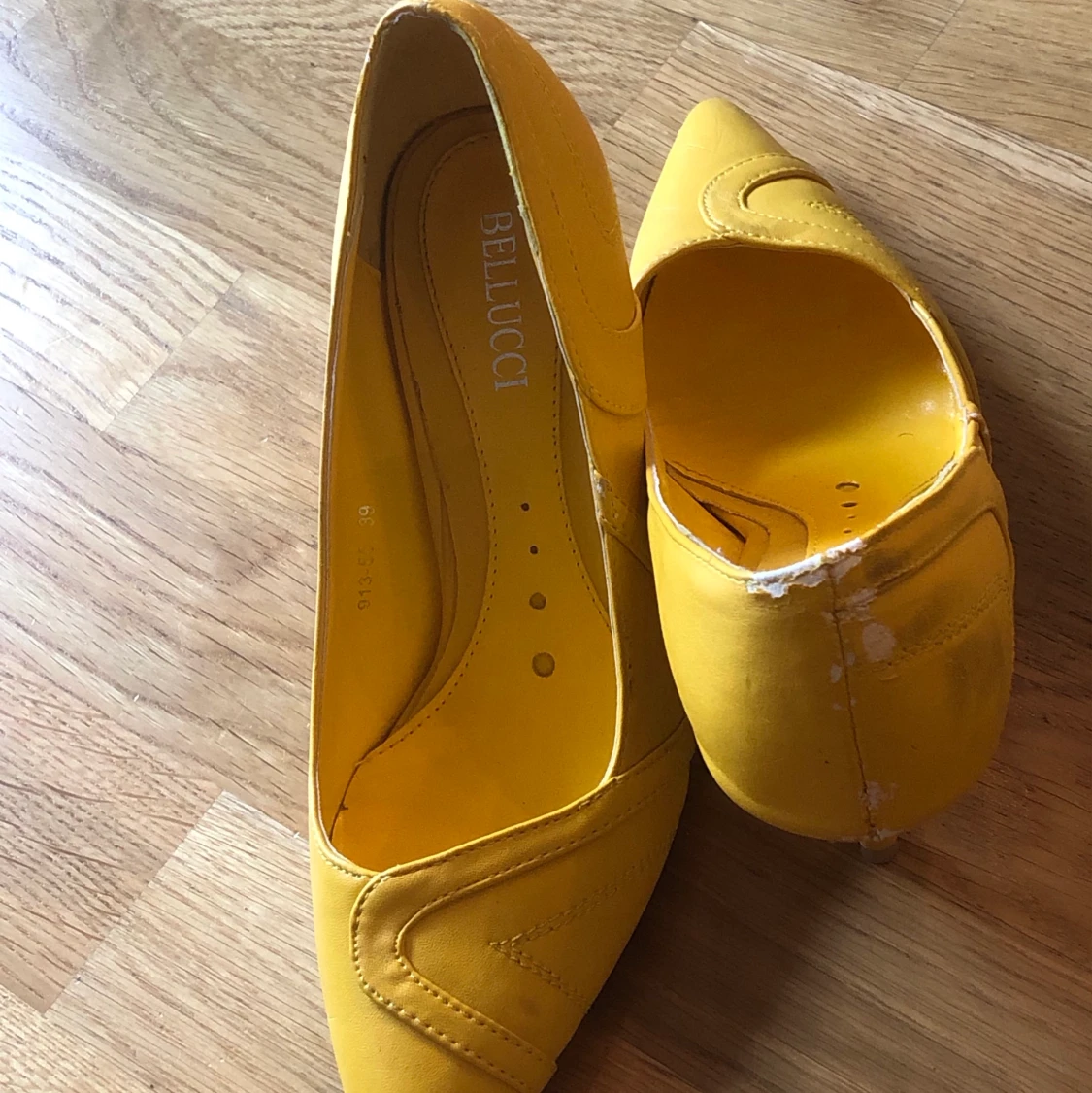 Bellucci gula stilettklackar  - 91