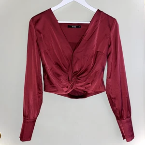 Sidenblus i storlek XS - Sidenblus i vinröd färg. Väldigt fin tyg i skön kvalité. Kan användas till fester och till vardag. Knappt använd, därför säljer jag den. ✌🏼