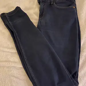 Säljer dessa fina mörkblå jeans då de aldrig har använts. Skulle säga att de är skinny/slim. Super fina detaljer på bakfickorna💗skriv gärna om du undrar något