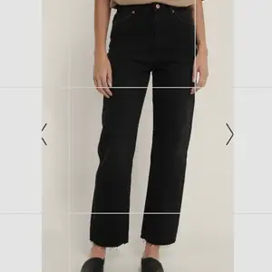 Svarta jeans från NAKD med rubbad söm nertill. Jättesnygga och i bra skick. Säljer pga att de är för små för mig 💖