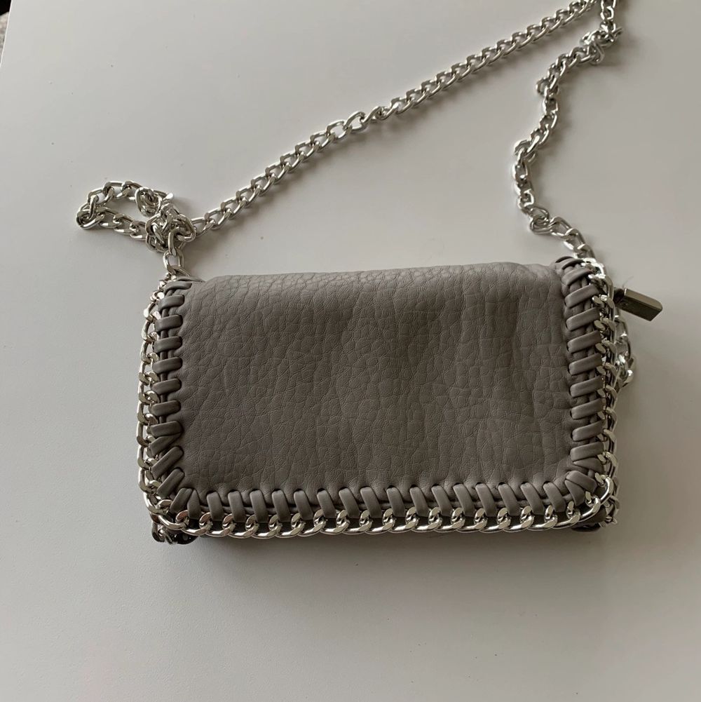 Grå väska med silver kedja | Plick Second Hand