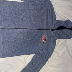 Barbour Hoodie - Blå Barbour hoodie i ett helt godkänt skick, inte använd alls mycket. Stl är XXL för barn! Dvs plagget passar någon som är 160-170 ish och motsvarar stl XS i ett vuxen plagg.✌️