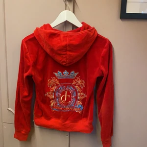 Juicy couture  - Röd juice couture tröja, passar xxs, köpt för några år sen och säljes då den är för liten 