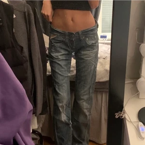 Replay jeans -  Skit snygga!! köppta här på plick men passar tyvär int så säljer vidare.                                                                        Startar ny budgivning vid större intresse.          Innerbensmått: 78cm.                                                         Midjemått: 80cm                                                                 skriv pm för fler bilder elr frågor💕💕(lånade bilder från vilmi) 