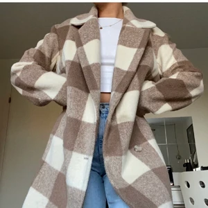 Rutig kappa från Gina  - Rutig kappa från Gina i storlek M. Använd fåtal gånger (lånade bilder kontakta mig så skickar jag egna bilder) ❤️ frakten ingår i priset