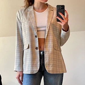 Krämvit rutig kavaj - En krämvit men också rutig lite oversized kavaj med bruna knappar. Passar även S. Aldrig använd, endast testad🤍🧡