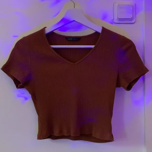 Brun v-neck crop top -  Brun crop top tröja använd några gånger men helt ny