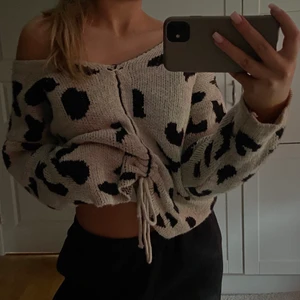 Stickad tröja⚡️ - Stickad tröja i leopard mönster och knytning, väldigt mjukt material och har använt få gånger, perfekt till vintern, passar i storlek S/M, skriv privat för mer bilder 