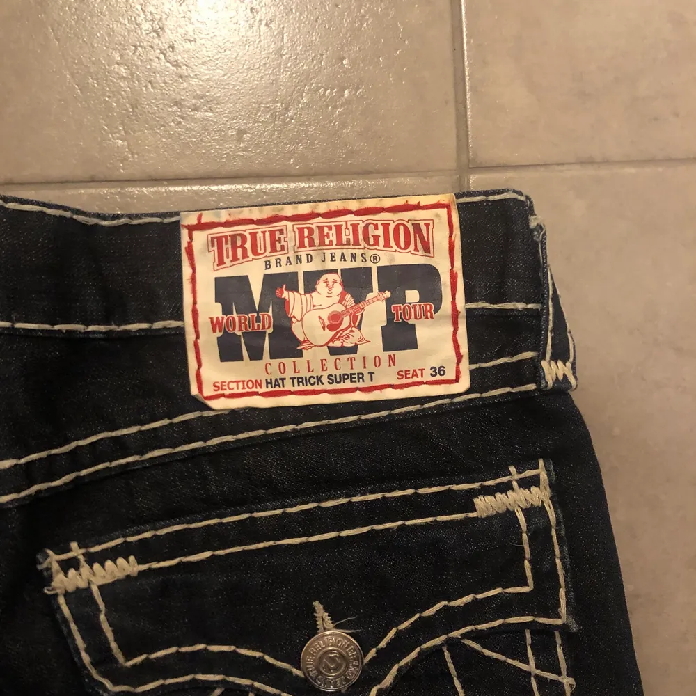 Skitsnygga true religion jeans i jättebra skick! Jeansen har inga slitage osv. Köparen står för frakten. Pris går att diskutera. Jeans & Byxor.