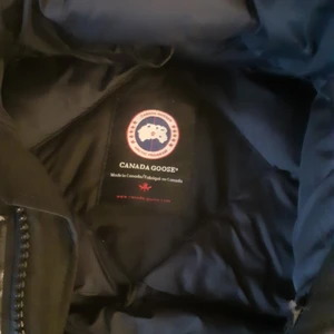 Canada Goose jacka strl. L, 12 - I god skick och allt funkar bara lite sliten. Storlek: L, 12. Använd under vintras. ÄKTA. Går att fraktas. Möts i Stockholm.