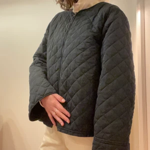 quiltad jacka strl M - Strl M, jag är en XS, köpt större strl för att få jackan oversize. knappt använd, toppenskick