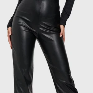 Läderbyxor - Säljer mina snygga svarta läderbyxor från Nelly sitter tajt vid midjan och blir lösare vid benen 