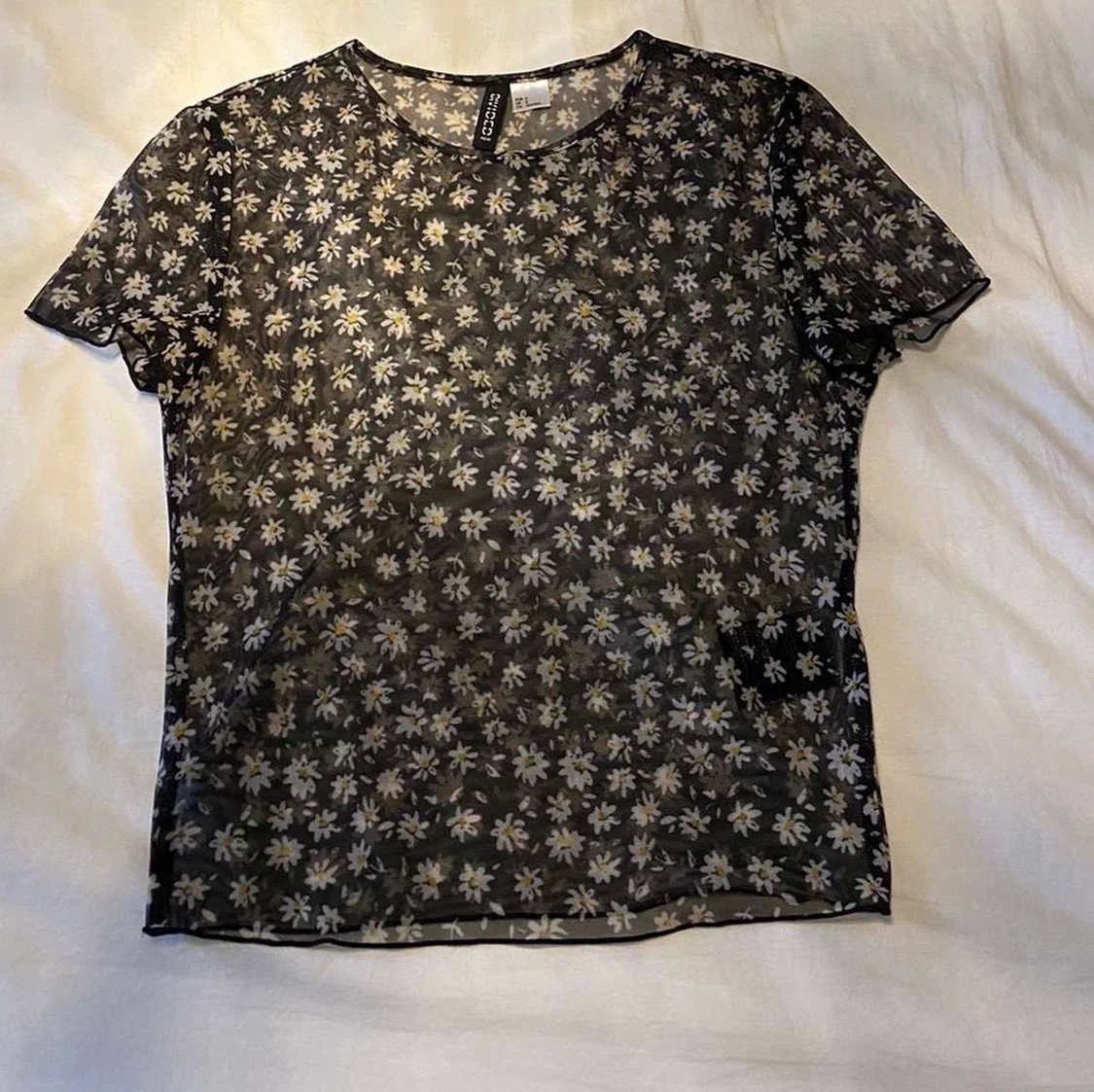 kortärmad tröja i mesh med små blommor 