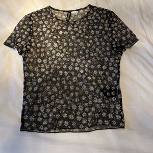 kortärmad tröja i mesh med små blommor  - kortärmad tröja i mesh material med vit/gula blommor. storlek S från h&m. använd ca 2 ggr. nypris 99kr