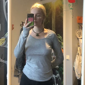 Grå långärmad☺️ - Välj bland tröjor/toppar på min sida och få 4 för 99🖤