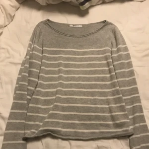 Randig tröja - Randig tröja från ginatricot💕Storlek S💕 Säljer den för 100 kr+ frakt, går även att mötas upp om du bor i närheten🥰
