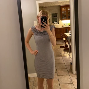 Zara klänning - Säljer denna söta klänning från Zara då den tyvärr inte kommer till användning. Klänningen är en M men skulle säga att den passar s också! Köparen står för frakten. 