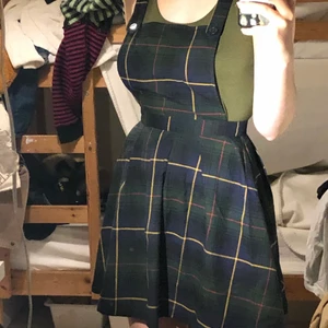 mörkgrön hängselkjol i size 34 - säljer en superfin mörkgrön hängselkjol från monki! köpt i butik för några år sen och använd 2-3 ggr. fint skick!