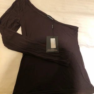 One shoulder top  - Säljer min fina top från prettylittlething, de är i helt nyttskick med prislappen på i storlek S.