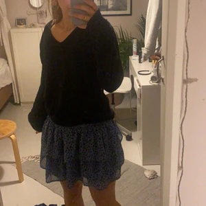 Kjol - Säljer denna fina trendiga kjol! Från Kappahl. Storlek 158/164 men funkar perfekt för mig som vanligtvis har storlek small! Jättebra skick! 