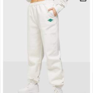 Vita mjukis byxor från Nicki studios, fleece fodrade. Helt oanvänd med lappen kvar. Frakt tillkommer