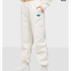 Vita mjukis byxor  - Vita mjukis byxor från Nicki studios, fleece fodrade. Helt oanvänd med lappen kvar. Frakt tillkommer