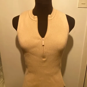 Topp från zara - Topp från zara i beige. Super snygg. Storlek S.