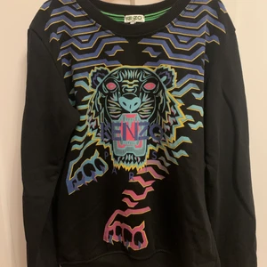 Kenzo tröja - Säljer min fina kenzo tröja som är för liten på mig! Köptes i Milan så dne är 100% äkta. Har tyvärr inget kvitto! Köparen står för frakten🥰