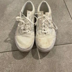 Vita vans strl 39 - Helvita vans i storlek 39. Lite smutsiga, men tvätta de i tvättmaskinen så blir de som gott som nya! 