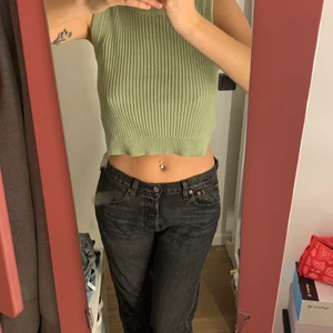 Grön väst från monki -  Helt oanvänd grön stickad väst från monki. fin med en skjorta under. Nypris 300 