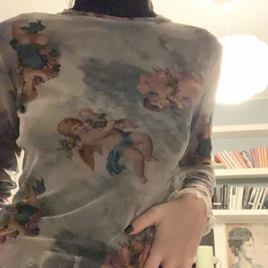 Ängel tröja  - Mesh tröja med änglar. Använt några få gånger men är i bra skick