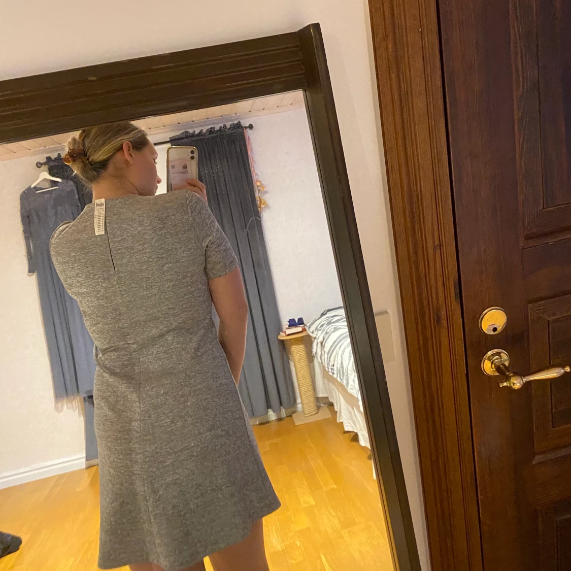 Ljusgrå/silvrig klänning stl S - 90