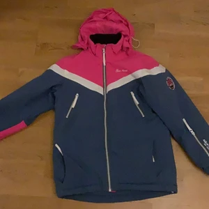 Vinterjacka  - Varm vinterjacka, perfekt att åka skidor/snowboard med. 