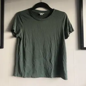 Säljer en grön t-shirt från monki i storlek Small. Material: 70% modal och 30% polyester. Skick: använd fåtal gånger, inget att anmärka på 🌟