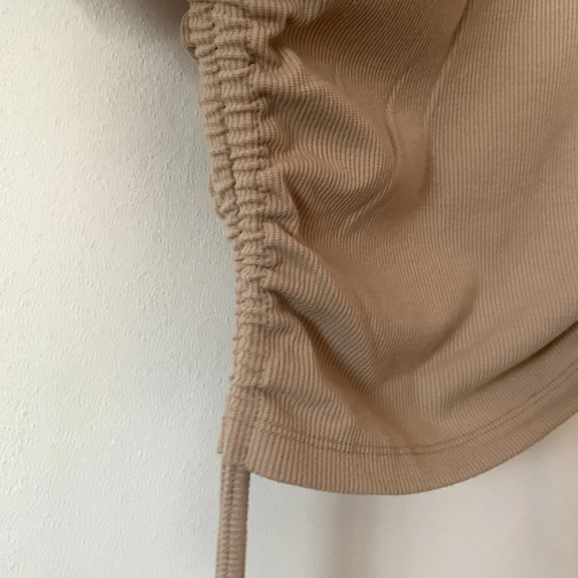 Beigefärgad crop top  - 91