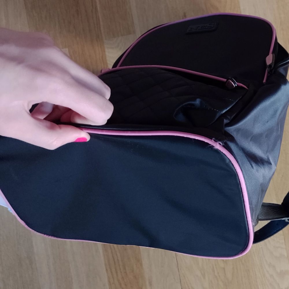 Black practical backpack, bought this summer. Since I have too many bags, I ended up not using it so it is in mint condition. Colour is not faded, it is truly black and has pockets inside of it as shown on the last picture, and one big front pocket with a zip. Ruler of 30 cm for scale. It can comfortably fit a student laptop and even has a division inside for it. Outer impregnation makes it waterproof.. Väskor.
