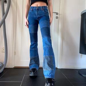 Patched jeans ifrån humana som inte kommer till användning! Inga slitningar utan i toppen skick! Står ingen storlek men skulle säga dom är i xs / s! ❤️❤️ skriv för fler frågor eller intresse av mer bilder! 