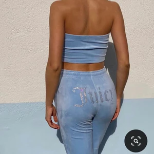 Juicy couture byxor - Säljer mina svarta juicy byxor som är super skick, alla stenar är kvar och inga deffekter, utsvängda nertill och duper stretchiga, passar xs-m. Köpta på Urban outfiters men kommer tyvärr inte till användning. Kan även tänka mig byta mot ett par med fickor baktill.